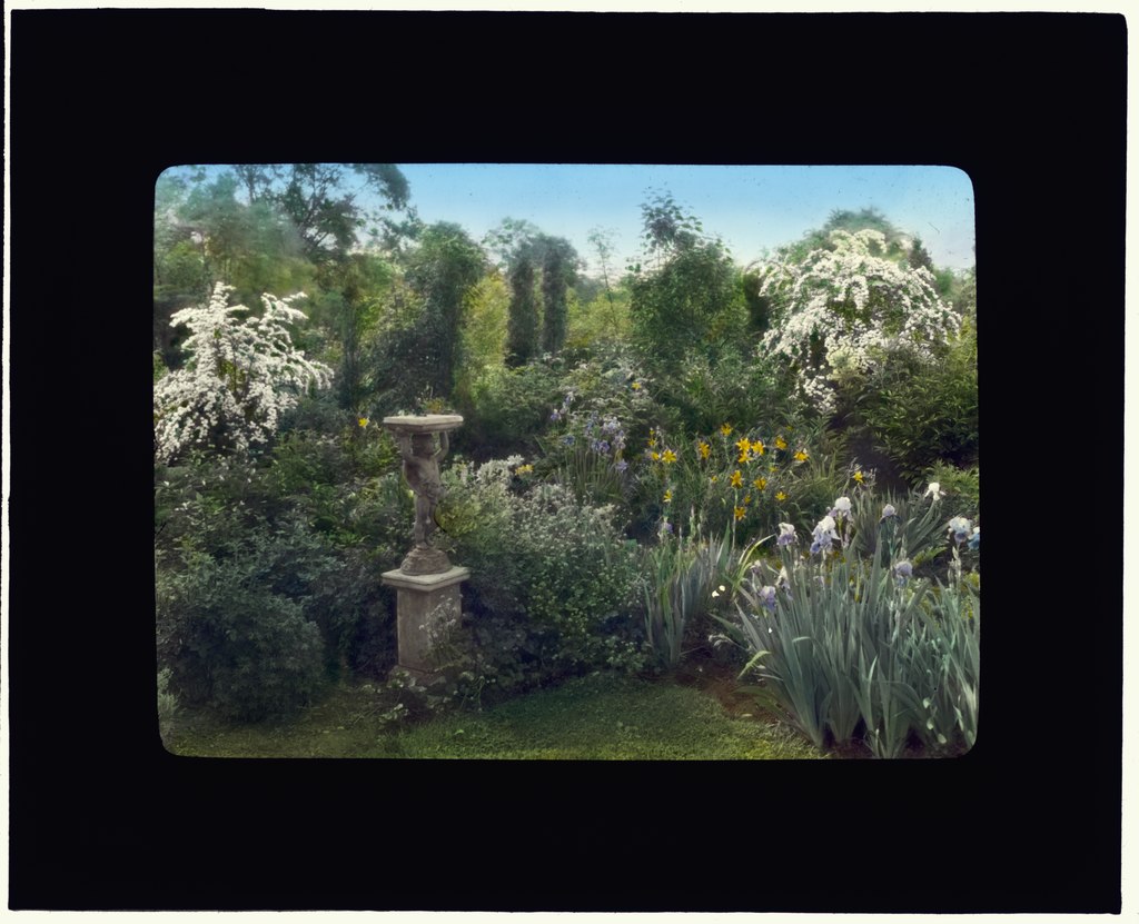 Graham_Nichols_house,_Greenwich,_Connecticut._Birdbath_.jpg