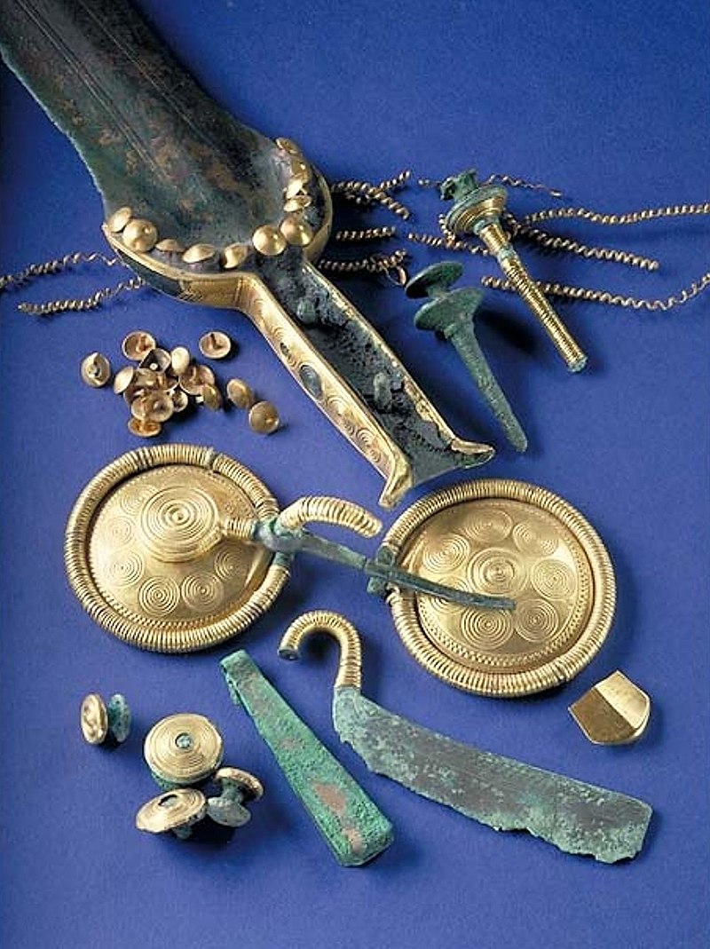 Hagahogen_burial_goods1 1000 шв.jpg
