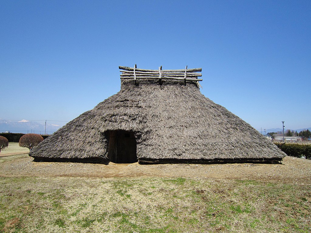 Hira-ide_Historic_Site_Park_reconstructed_Kofun_period_(600_AD)_house.jpg