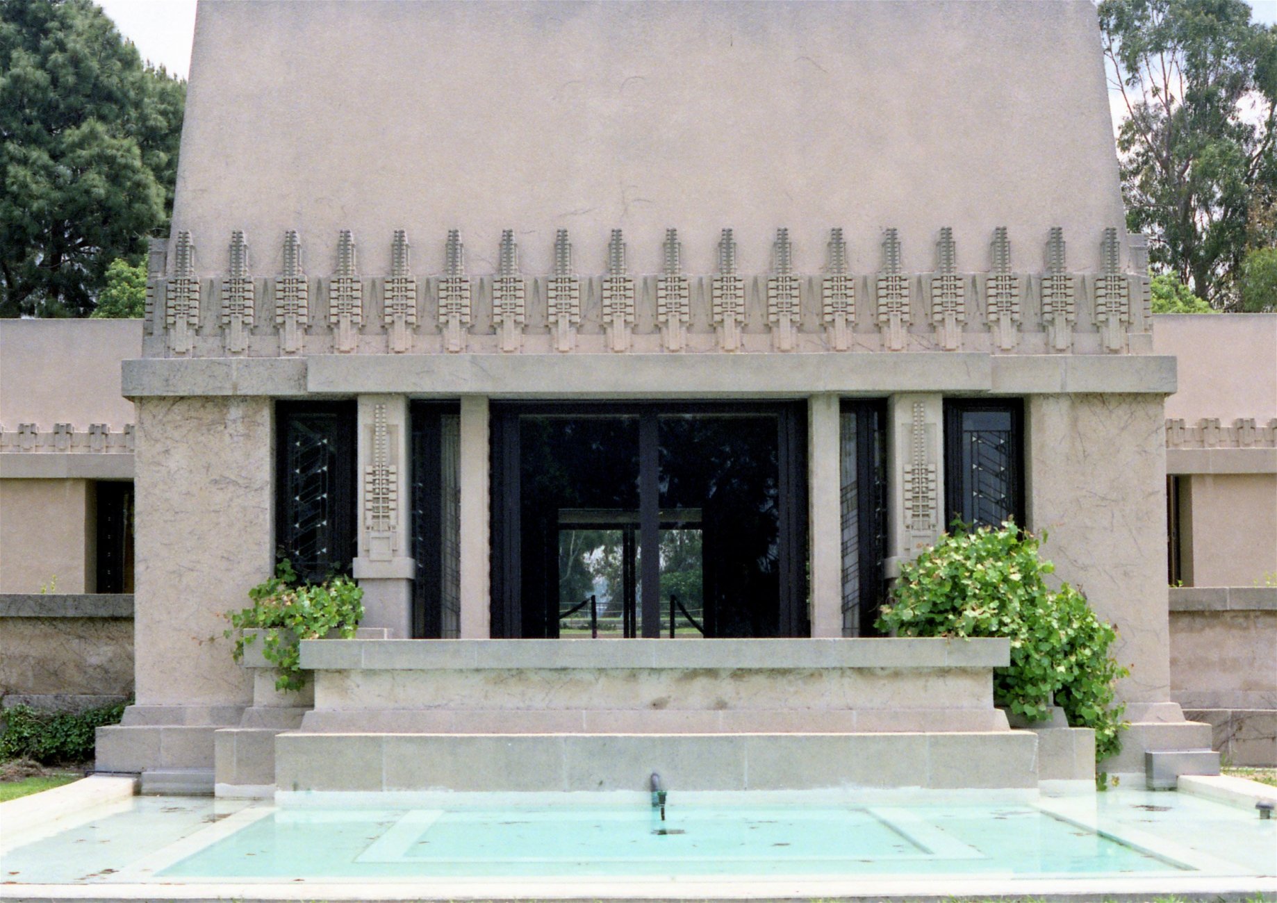 hollyhock-house-.jpg