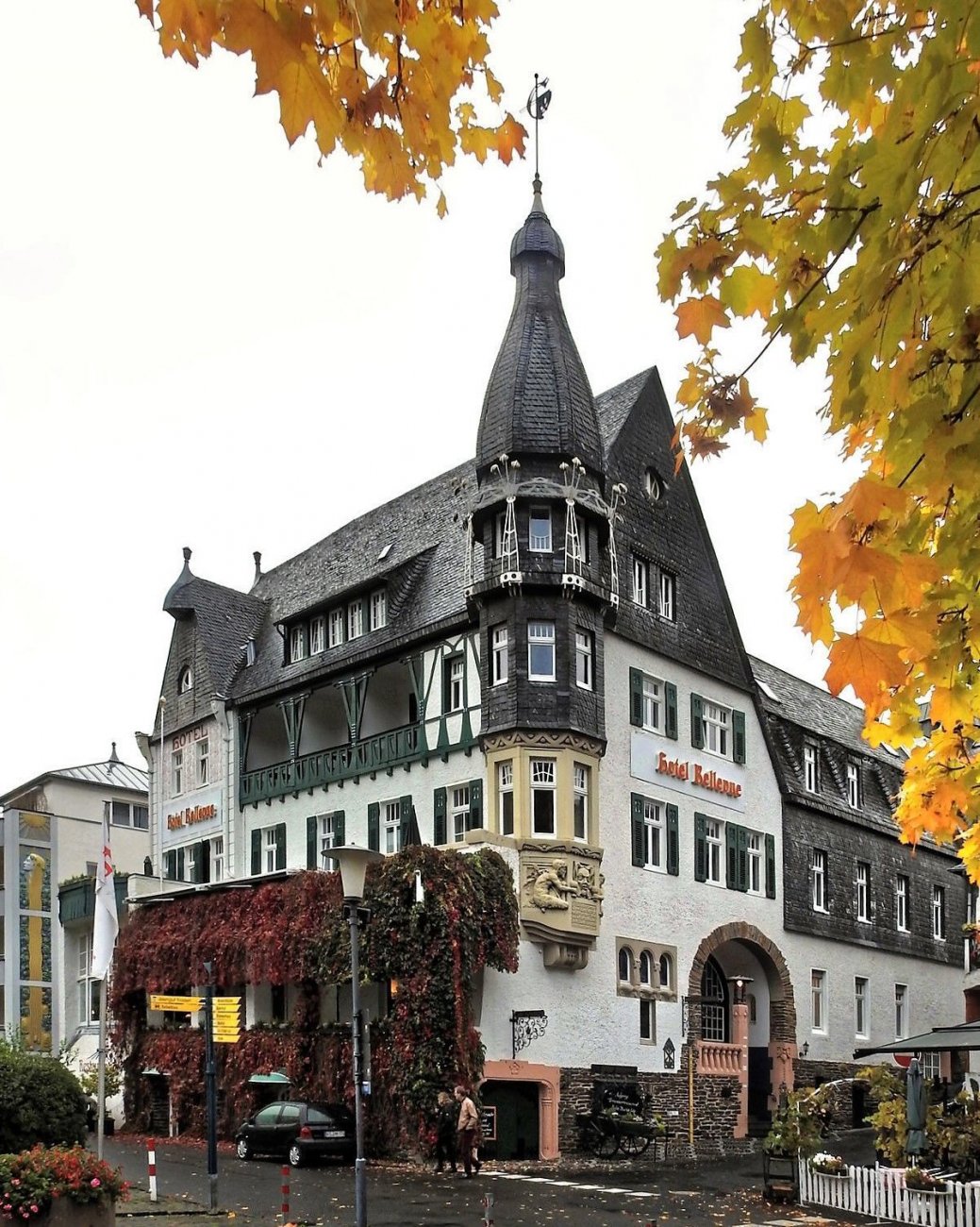 Hotel_Bellevue_in_Traben-Trarbach_im_Herbst_0.jpg