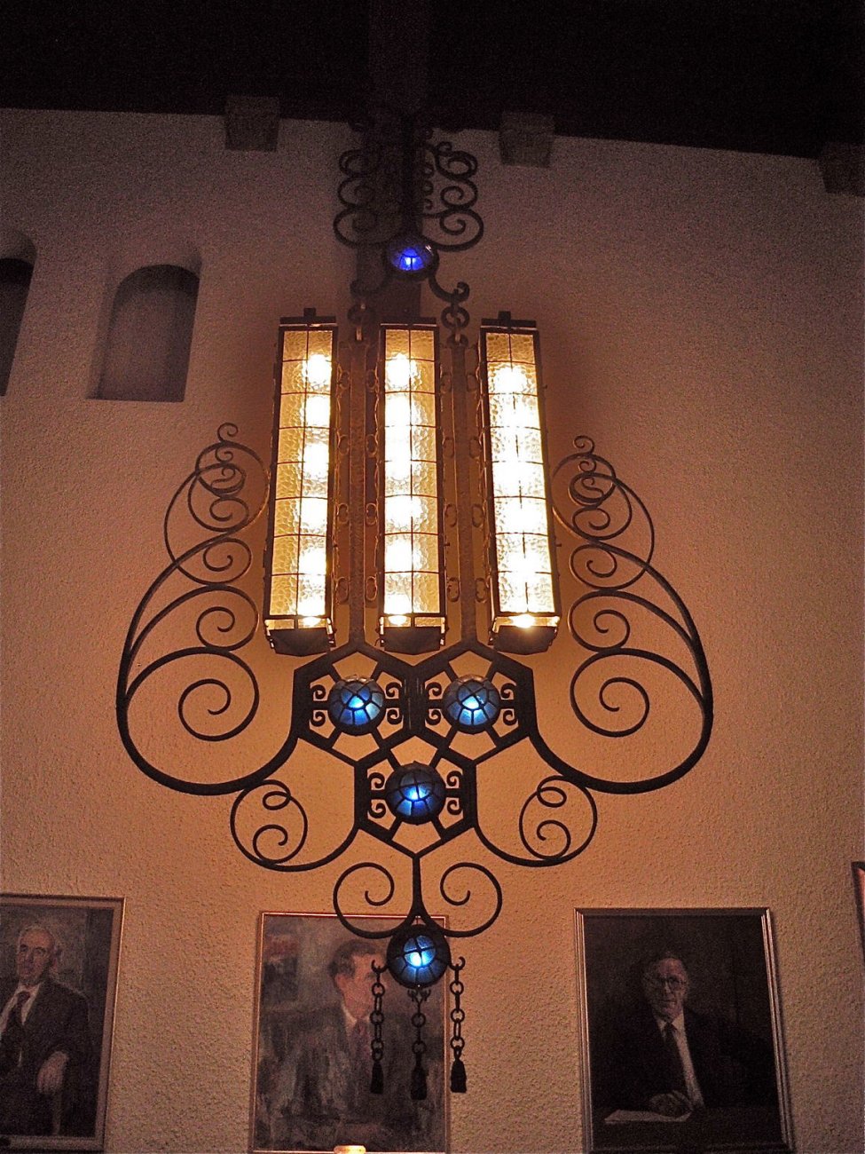 Hovedbygningen_NTNU_lampe_rådssalen.jpg