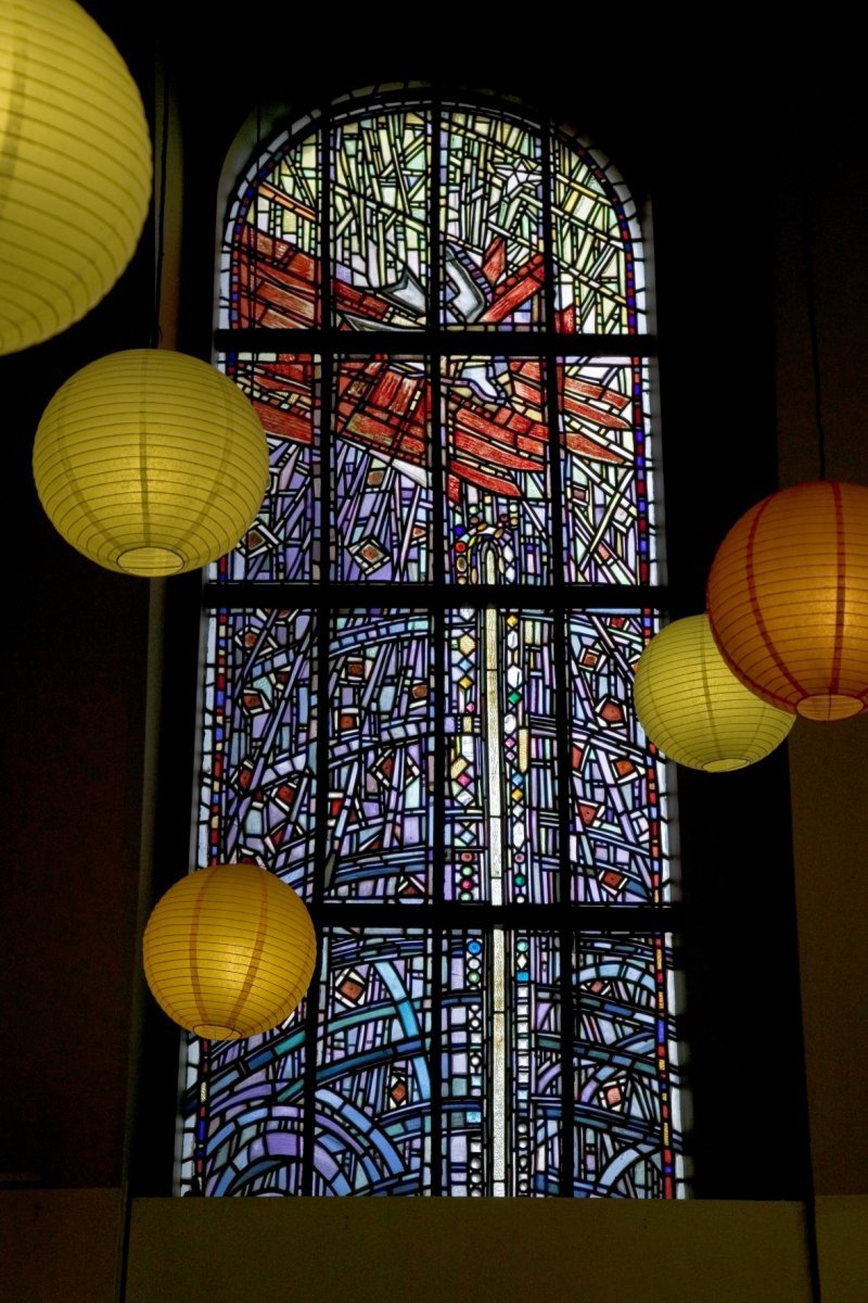 Interieur,_glas-in-lood_venster_in_voormalige_kapel_-_Rotterdam_-_20409742_-_RCE.jpg