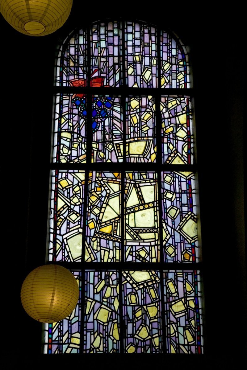 Interieur,_glas-in-lood_venster_in_voormalige_kapel_-_Rotterdam_-_20409744_-_RCE.jpg