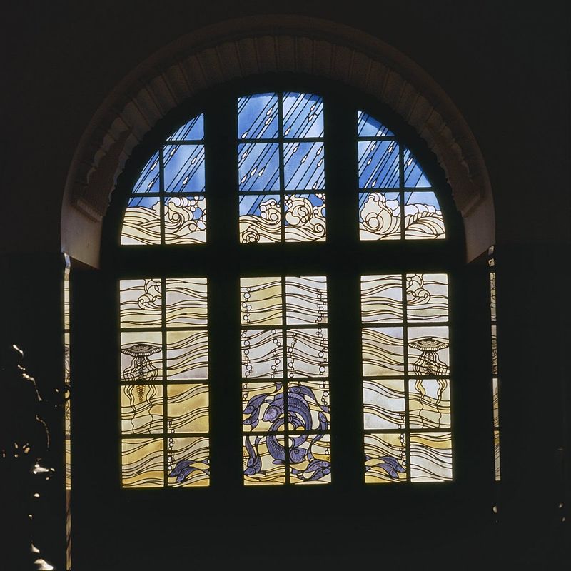 Interieur_hal,_gebrandschilderd_glas-in-loodraam_-_Rotterdam_-_20366136_-_RCE.jpg