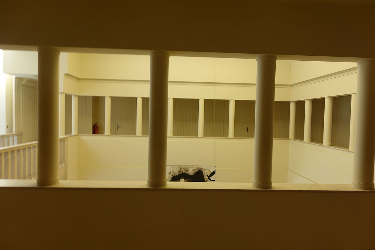 Interior_of_Casa_de_Serralves_(4).jpg