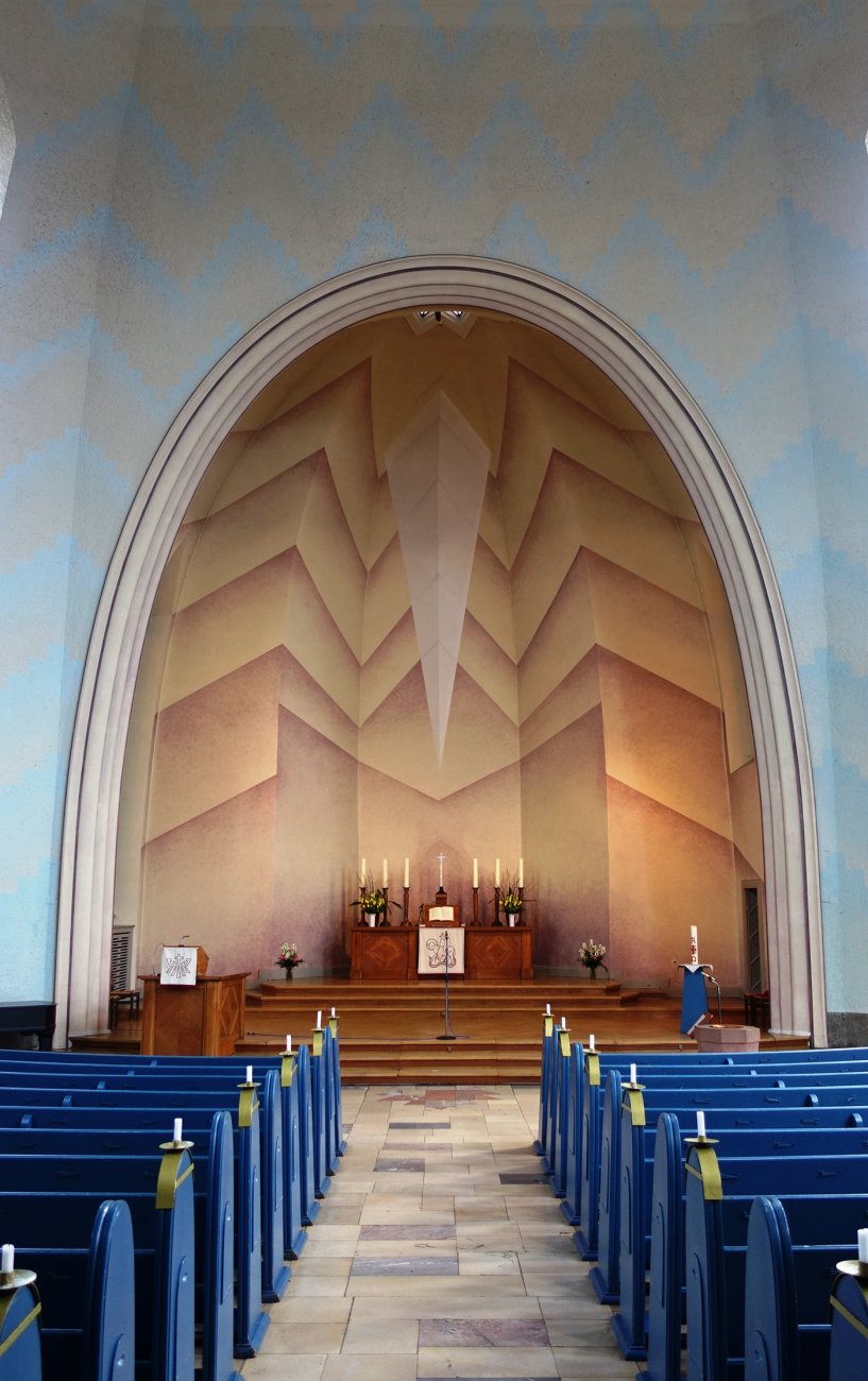 Kreuzkirche_(Berlin)_Altar.jpeg