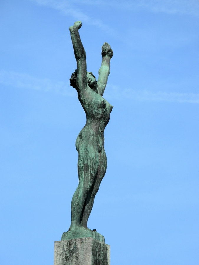 Landiwiese_-_'Mädchen_mit_erhobenen_Händen'(Hermann_Haller).jpg