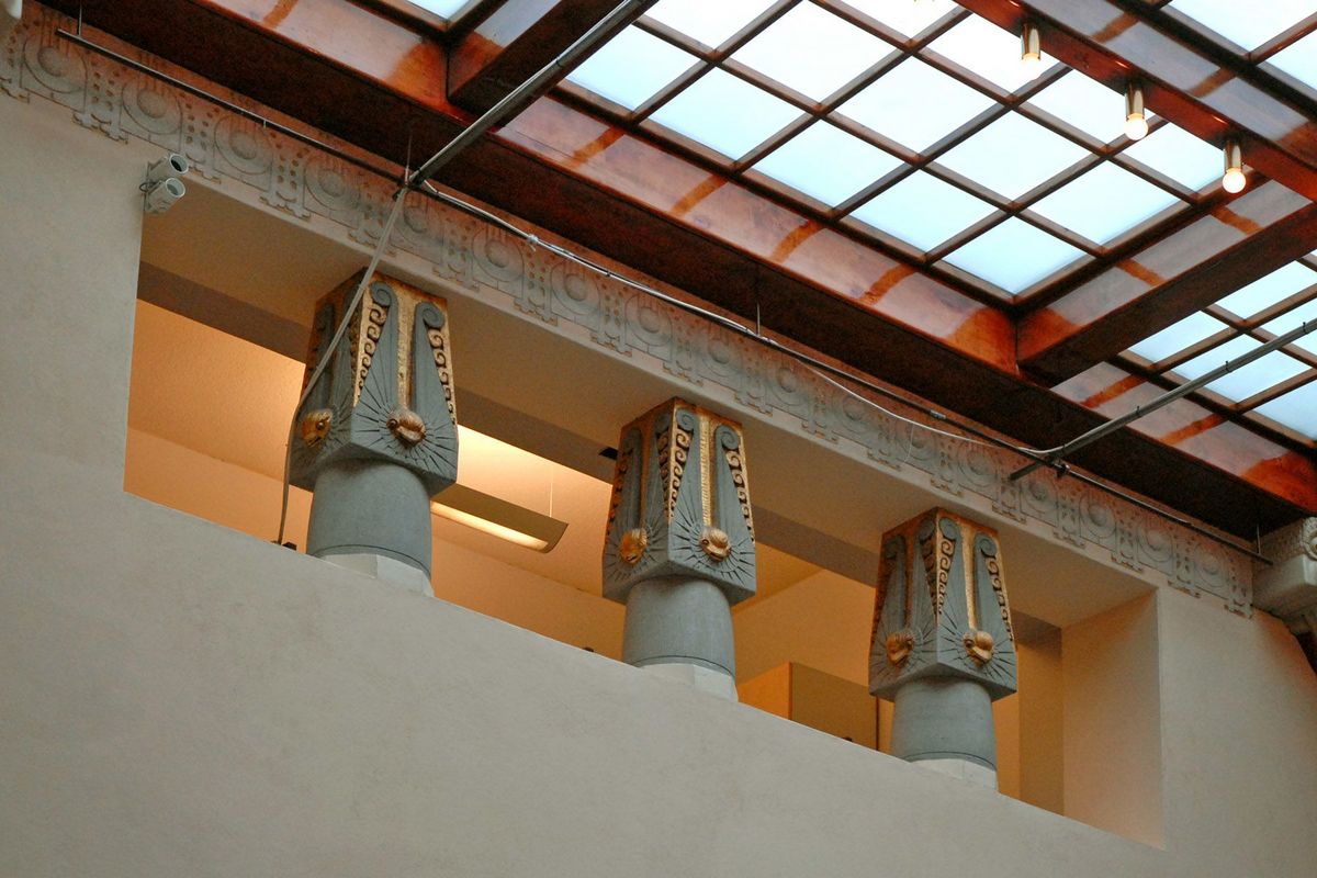 Le_hall_jugenstil_de_lUschakoff_Building_(Helsinki)_(2745222916).jpg