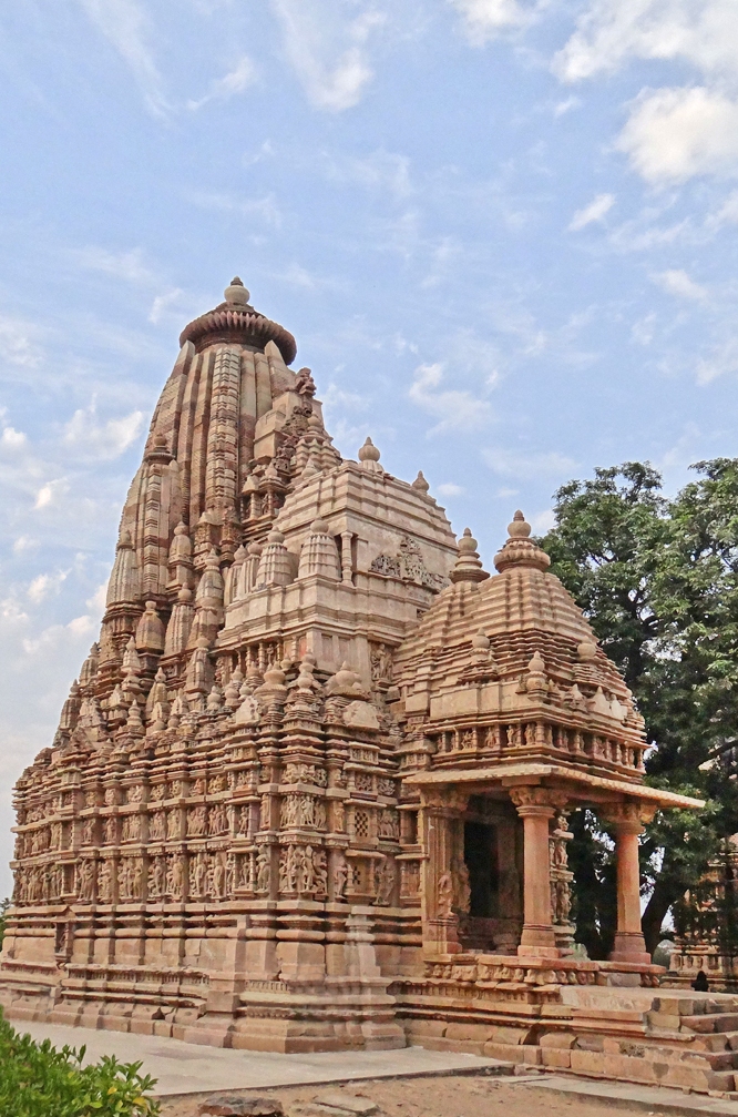Le_temple_de_Parshvanath_(Khajuraho)_(8638423582) джайн.jpg