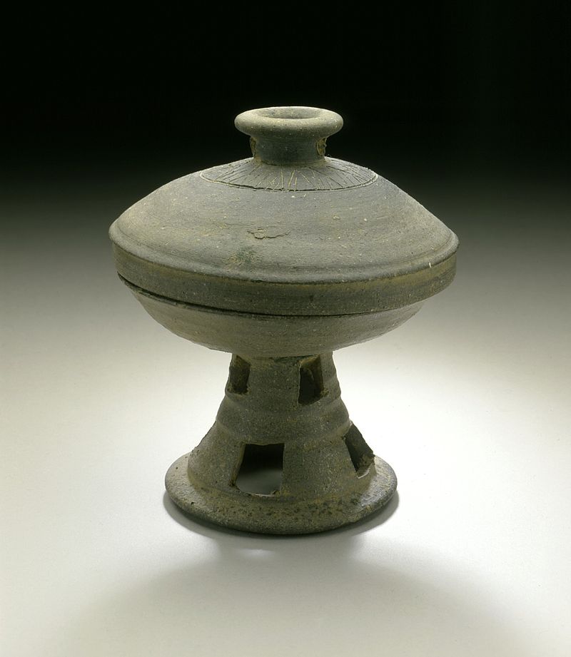 Lidded_Vessel_with_Pierced_Ring_Foot.jpg
