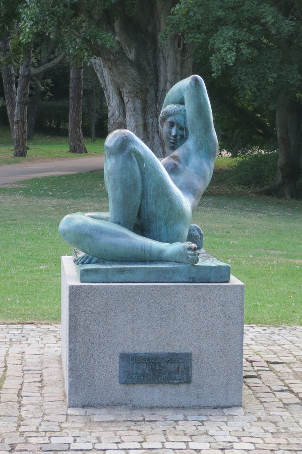 Liggende_pige,_skulptur_av_Gerhard_Henningп_1.jpg