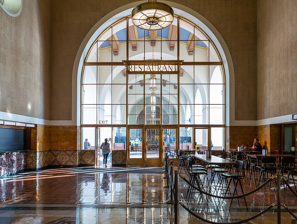 Los_Angeles._Union_Station._Entrance_Hall._2022-03-02_15-44-16.jpg