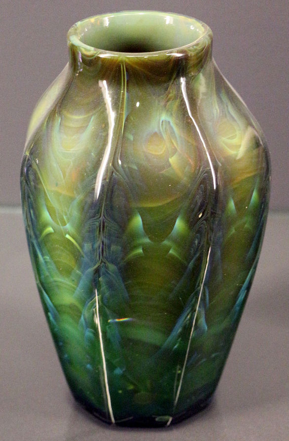 Louis-comfort_tiffany,_vaso_in_vetro_soffiato_iridescenteа,_new_york_1915,_02.jpg