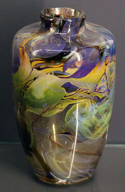 Louis-comfort_tiffany,_vaso_in_vetro_soffiato_iridescente,_neаw_york_1915,_01.jpg