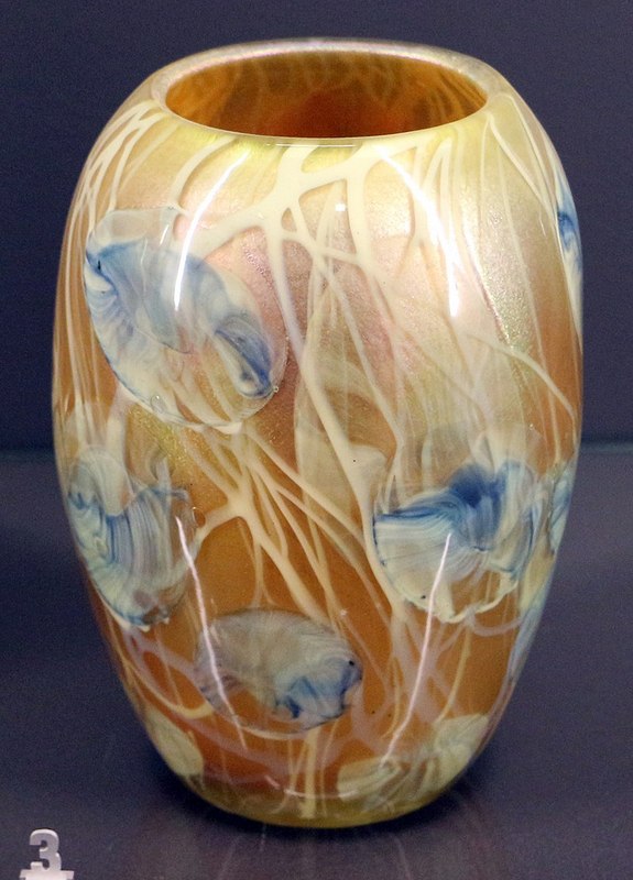 Louis-comfort_tiffany,_vaso_in_vetro_soffiato_iridescente,_new_yпork_1900,_01.jpg