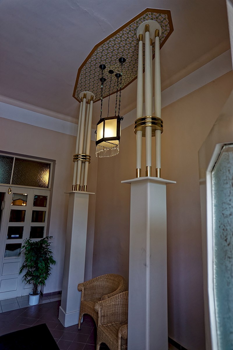 Luhačovice_-_Lázeňské_náměstí_-_eometrical_Jugendstil_ (1).jpg