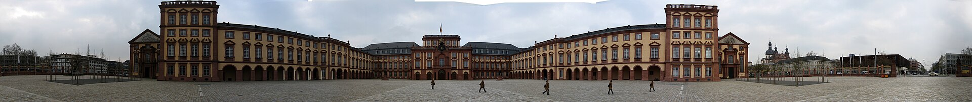 Mannheimer_Schloss_Ehrenhof_2008.jpg