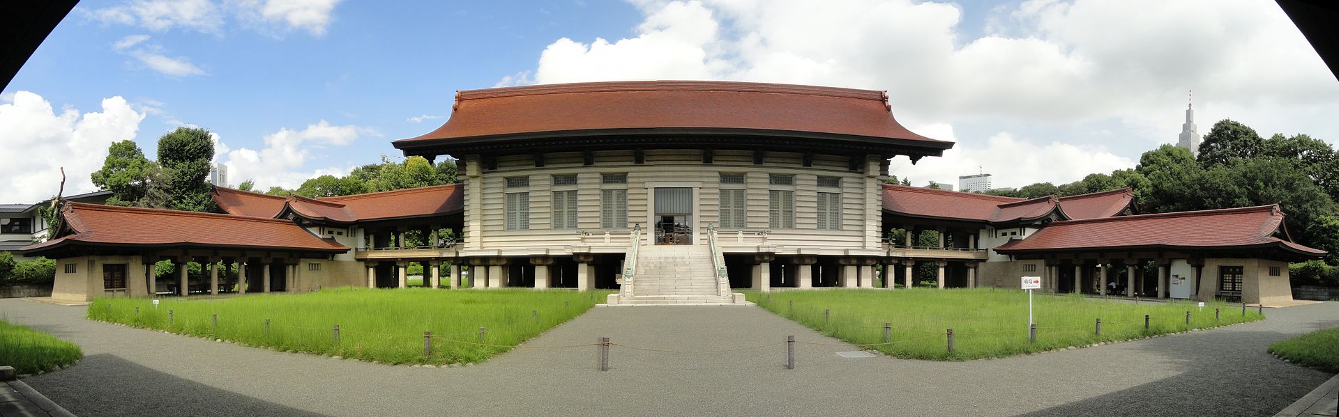 Meiji_Shrine_Treasure_Museum_panorama.jpg