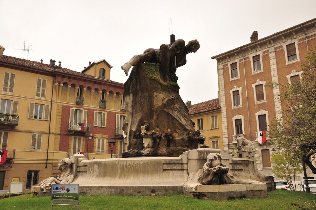 Monumento_Asti_Piazza_Medici.jpg
