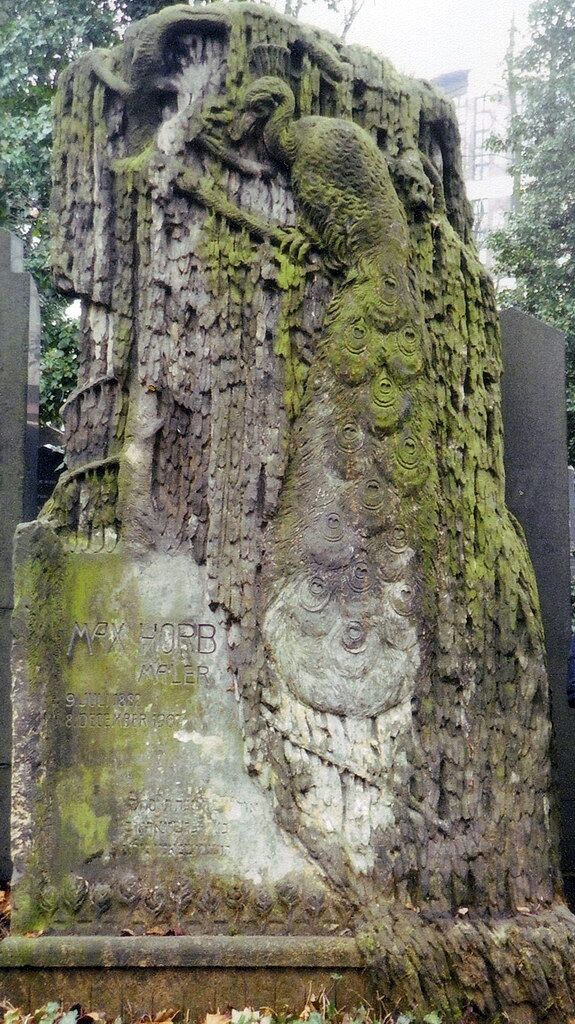 Monumento_dedicato_all'artista_Max_Horb_realizzato_da_Jan_Štursa_raffigurante_un_pavone.jpg