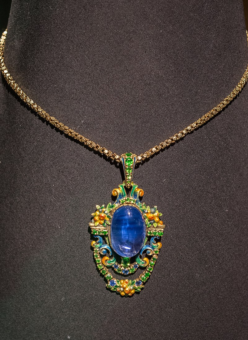 Necklace_-_Meta_Overbeck_(27770427469).jpg