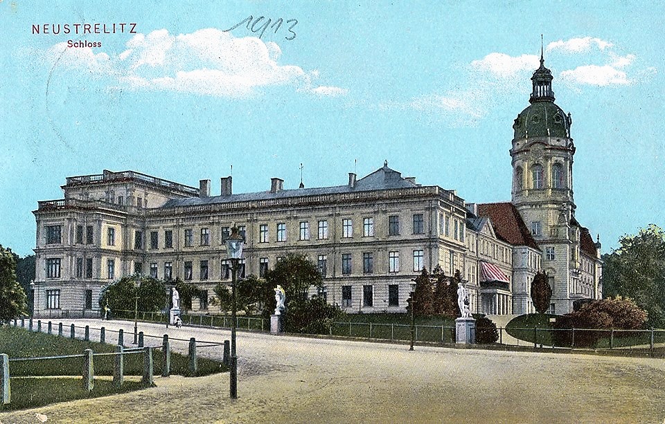 Neustrelitzer_Residenzschloss_Postkarte_koloriert_um_1920.jpg