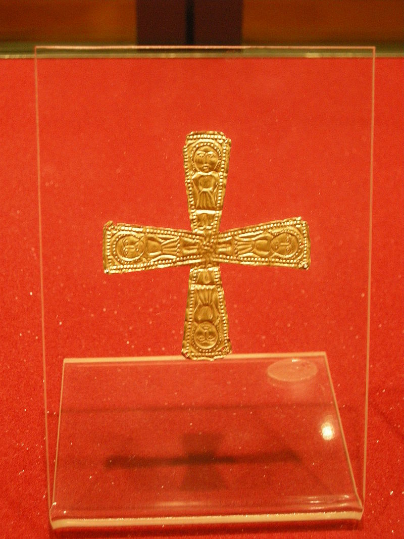 Oreficeria_longobarda,_crocetta_d'oro_sbalzata,_vii-viii_sec._01.JPG