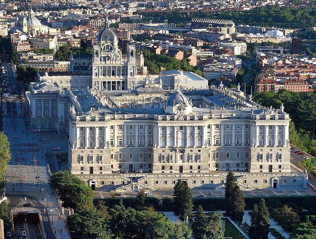 Palacio_Real_de_Madrid_Julio_2016_(cropped).jpg