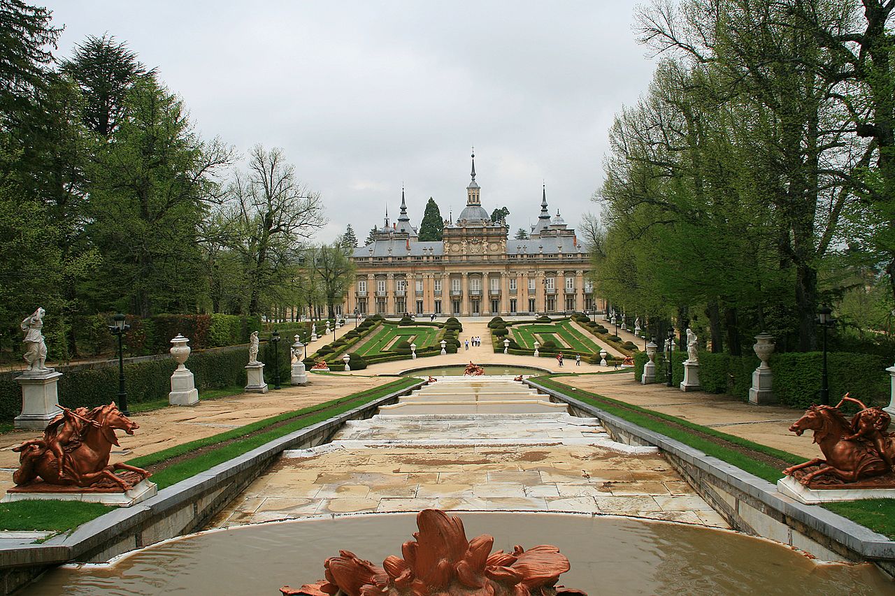 Palacio_y_Jardines_de_la_Granja,_vista_frontal.jpg