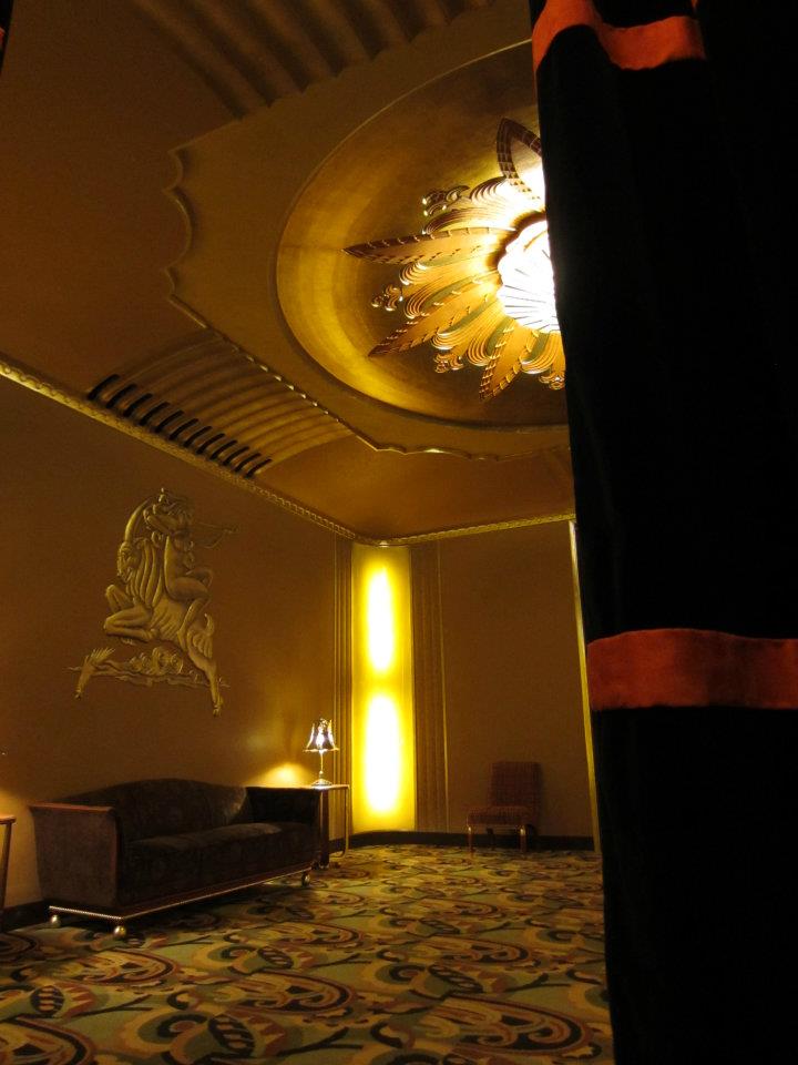 Paramount_Theatre_Oakland_Women's_Lounge.jpg