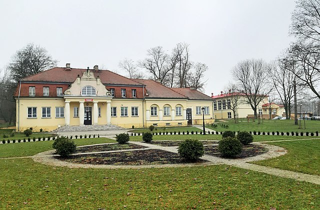 Parzniewice_Małe._Zabytkowy_dwór_wraz_z_parkiem._Foto_03.jpg