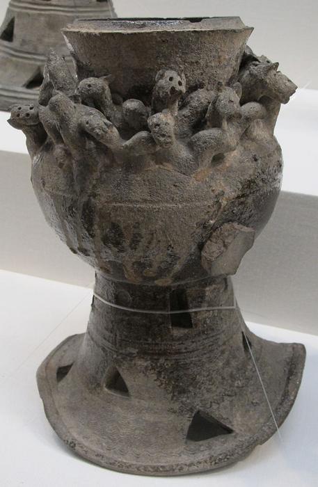 Periodo_kofun,_giara_con_piede_e_decorazioni,_VI_sec_2.JPG