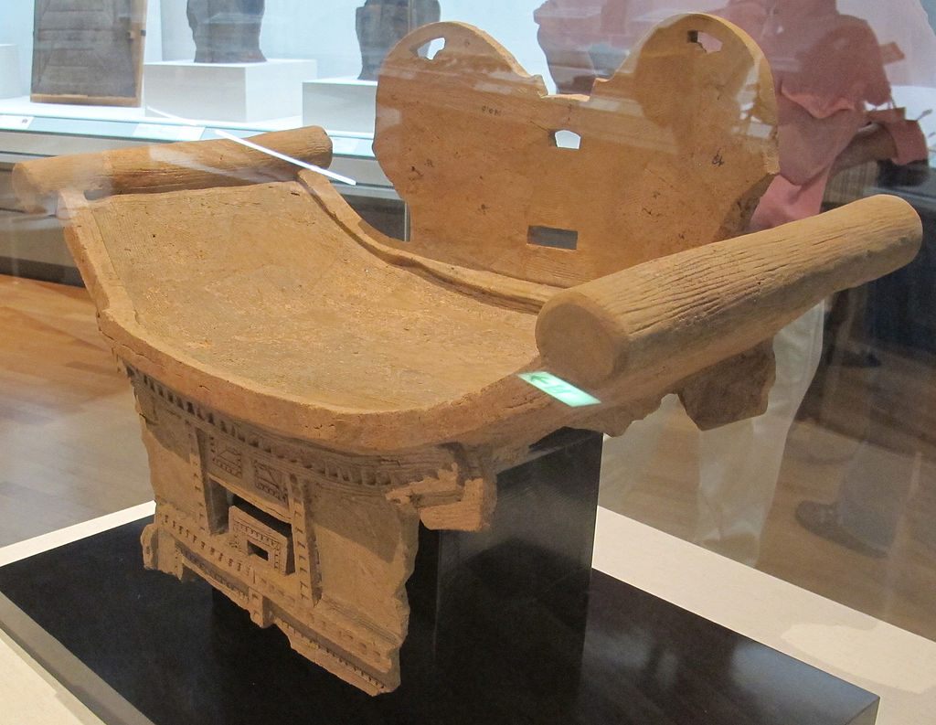 Periodo_kofun,_haniwa,_sedia,_V_sec_2.JPG