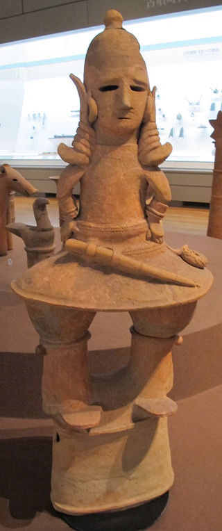 Periodo_kofun,_haniwa,_uomo_vestito,_VI_sec.JPG