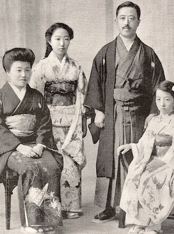 Portrait_of_Japanese_upper_class_family_1920.jpg