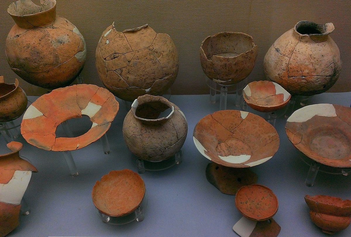 Pottery_from_Makimuku_archaeological_site.jpg