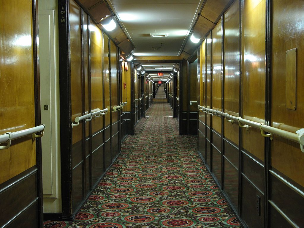 Queen_Mary_Hotel_Cabin_Corridor.jpg