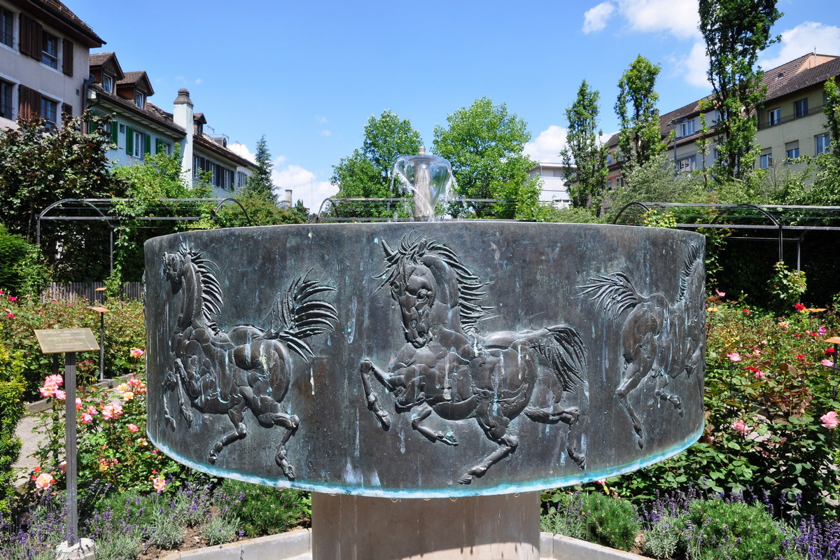 Rapperswil_-_Duftrosengarten_Zierbrunnen_Hans_Erni.jpg