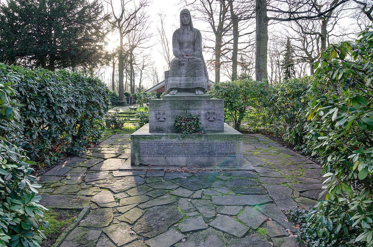Rheinberg,_Budberg,_Friedhof,_Gefallenendenkmal,_2015-12_CN-02.jpg