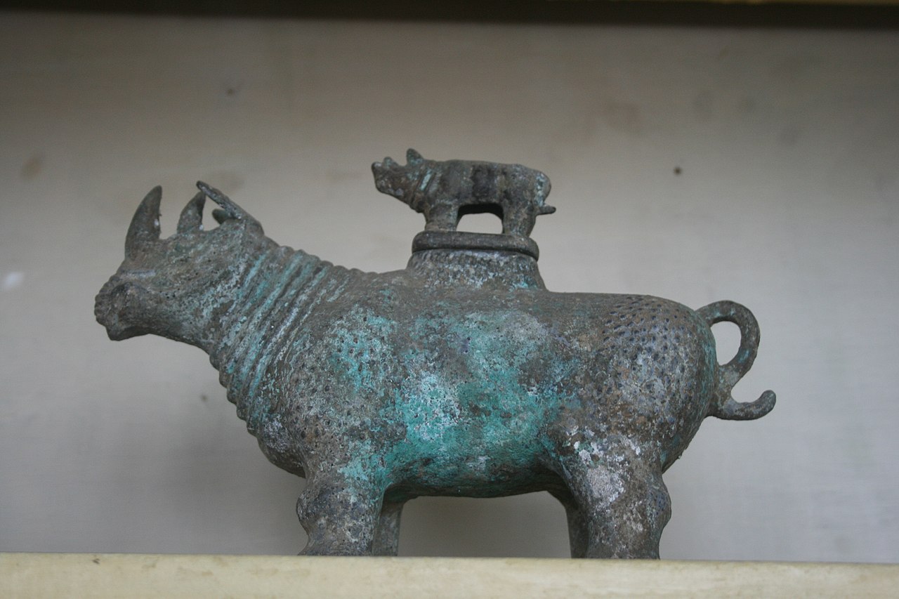 Shan-Shan_Museum_-_Western_Zhou_Bronze_Rhino_Zun.jpg