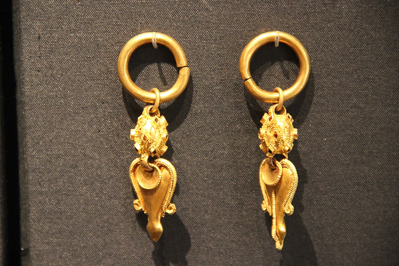 Silla_Kingdom_Gold_Earrings_04.jpg