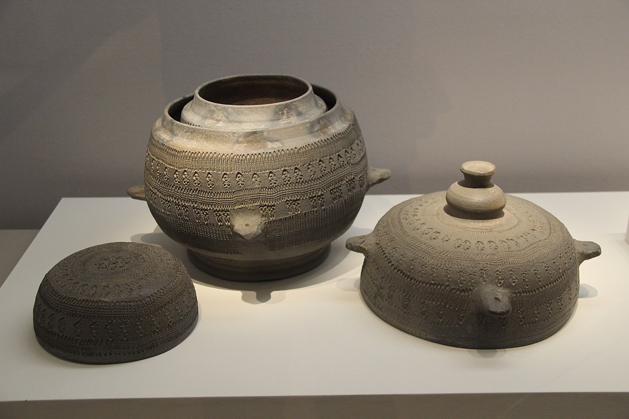 Silla_Kingdom_Pottery_(17383904024).jpg
