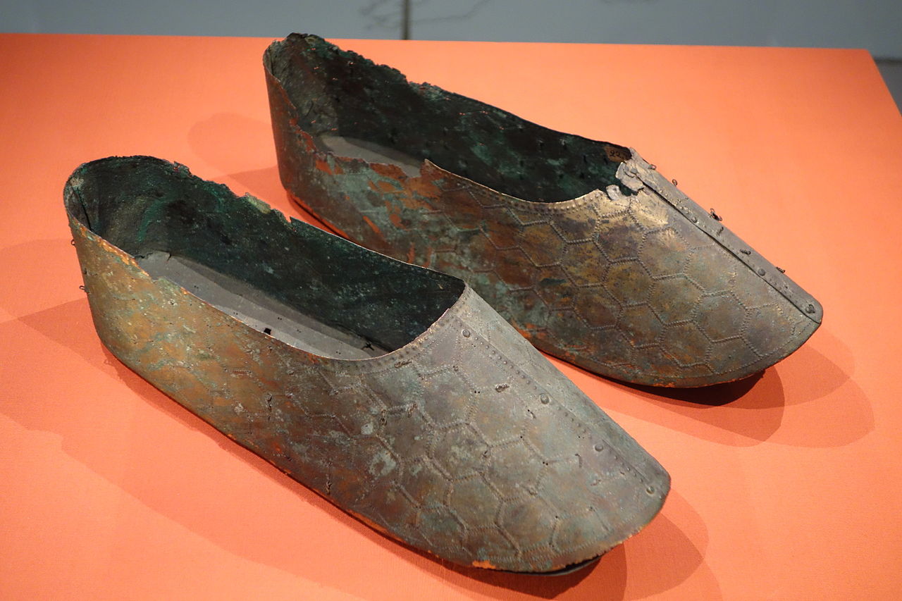 Slippers_from_Eta_Funayama_Tumulus,_Nagomi-machi,_Kumamoto,_Kofun_period,_5th-6th_century,_.JPG