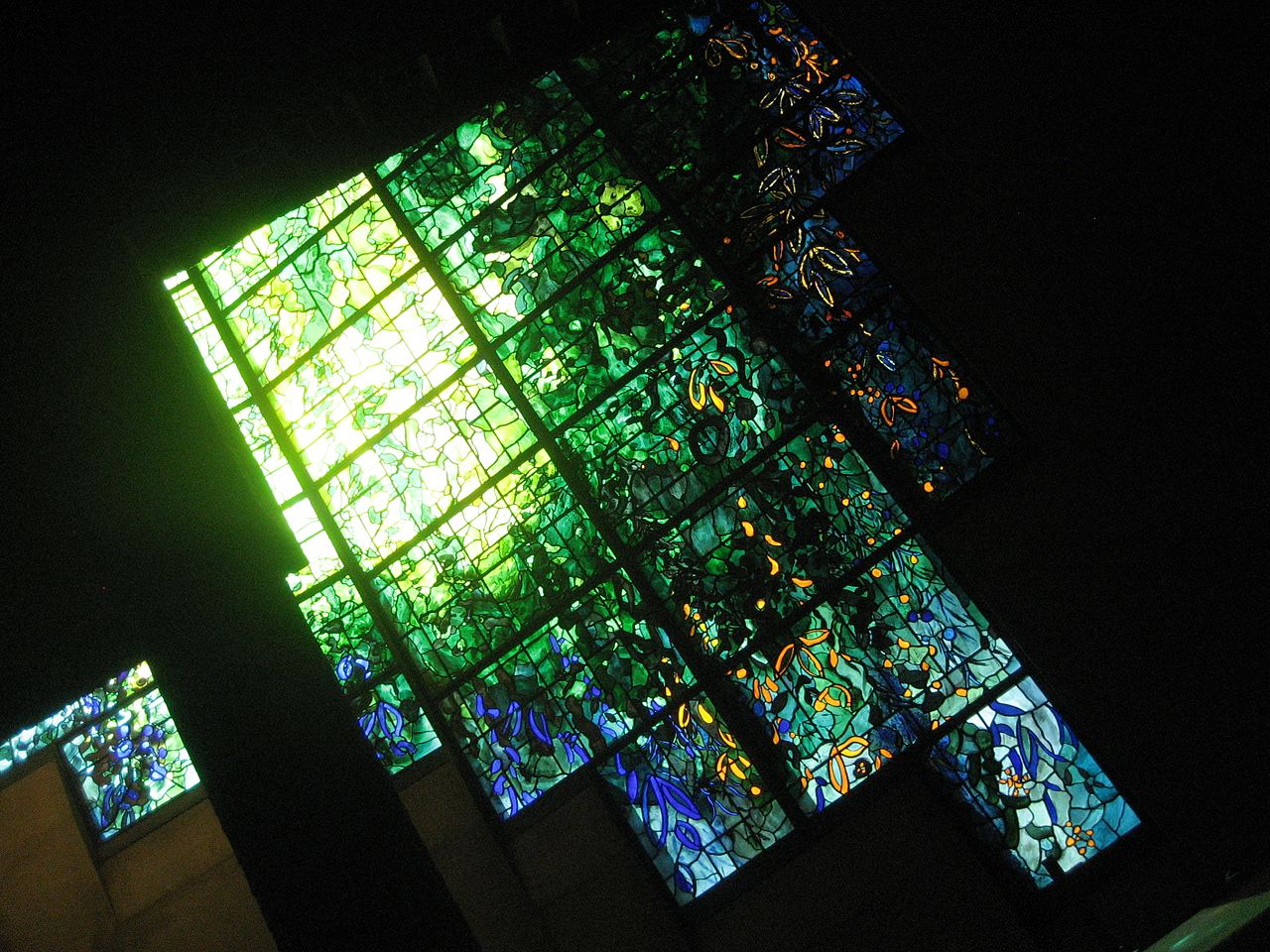 Stained-glass_window_in_Robinson_College_Chapel,_Cambridge_002.jpg