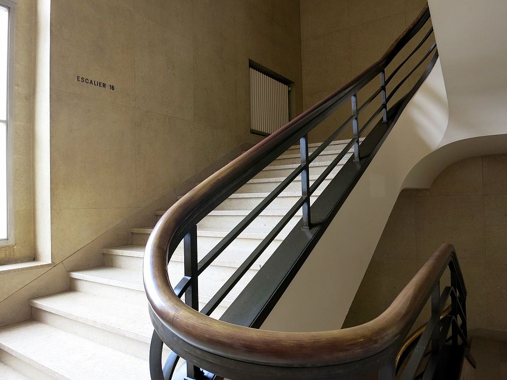 Staircase_in_Building_A_of_the_Palais_des_Nations_June_2016.jpg