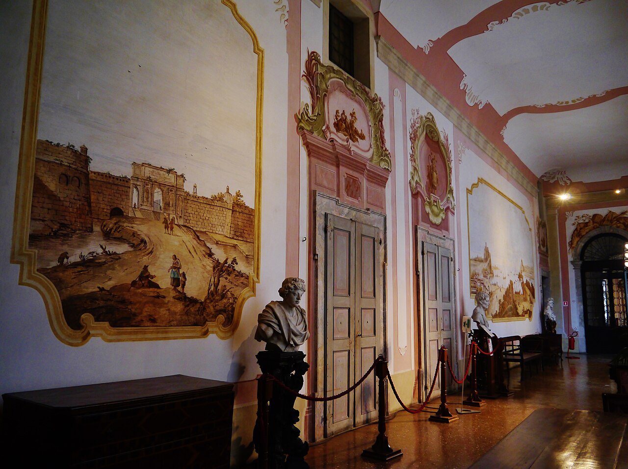 Stra_Villa_Pisani_Innen_Corridoio_5.jpg