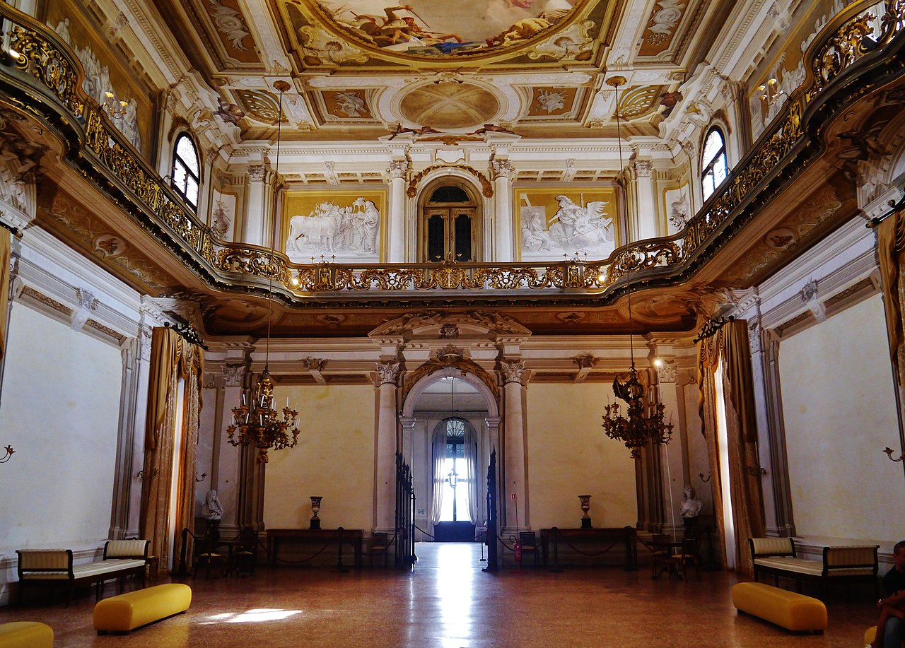 Stra_Villa_Pisani_Innen_Salone_di_Ballo_4.jpg