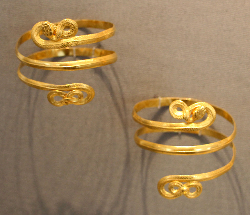 Taranto,_gioielli_del_230-210_ac_ca._04_bracciali.JPG