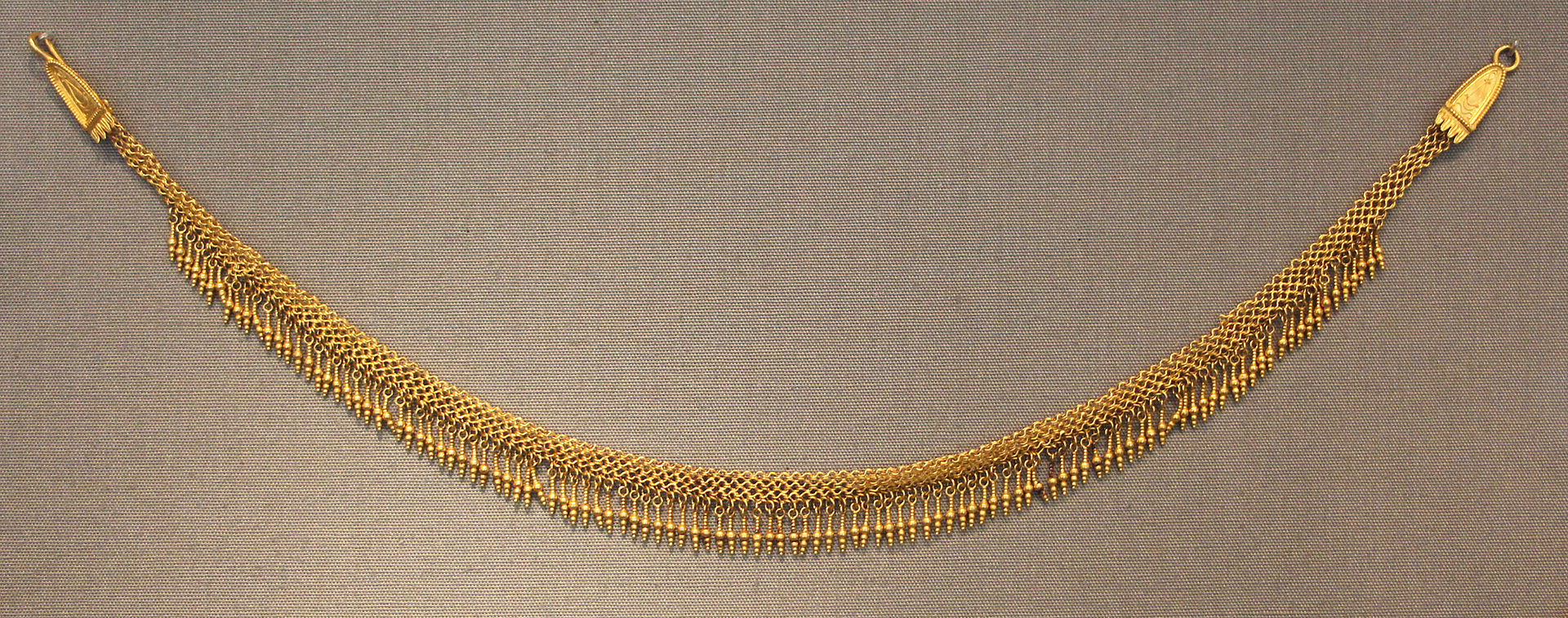 Taranto,_gioielli_del_230-210_ac_ca._06_collier.JPG